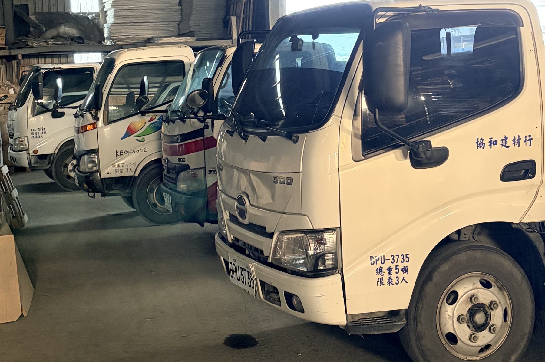 協力建材自有車隊停放於倉庫