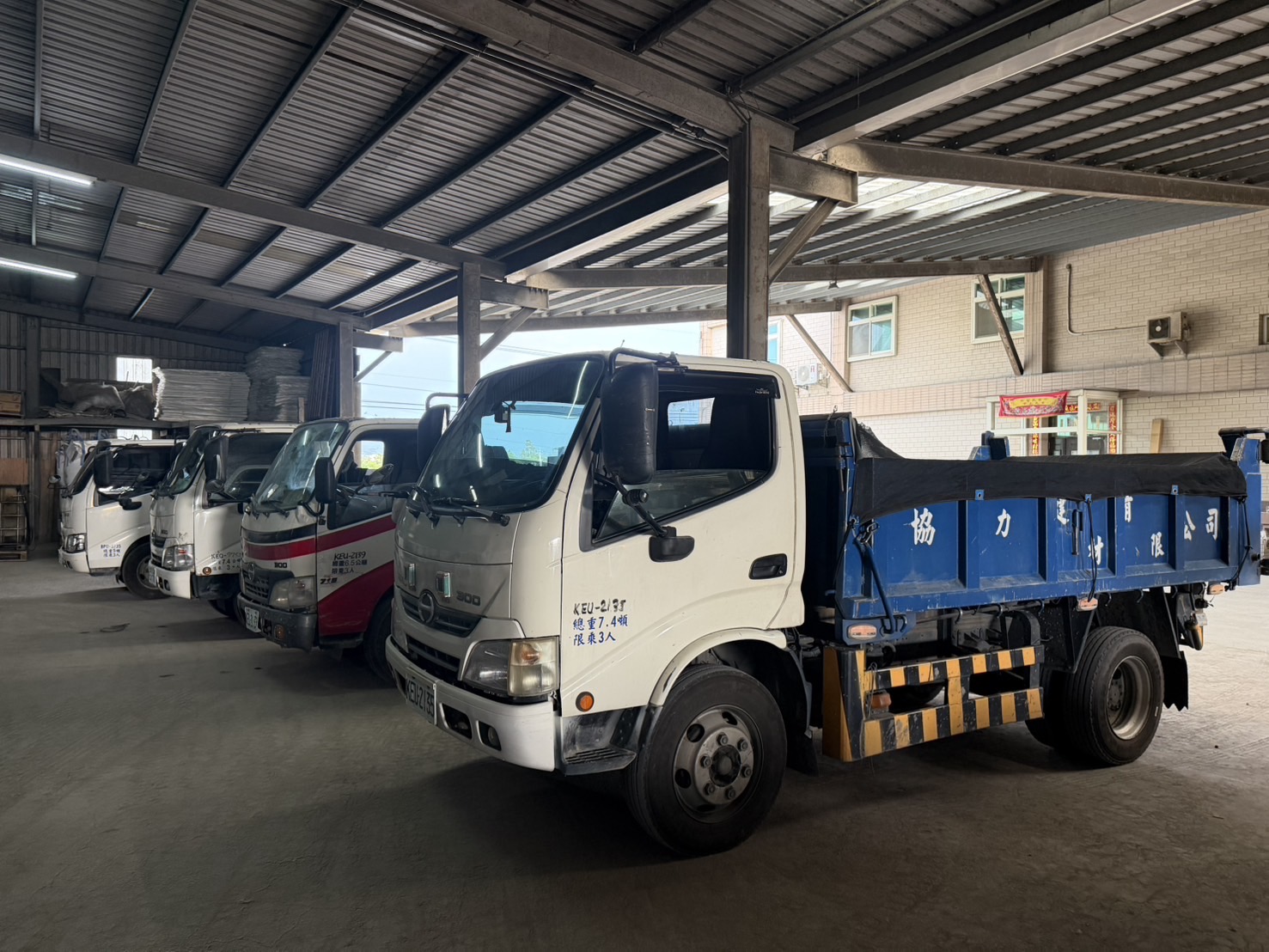 協力建材自有建材配送車隊